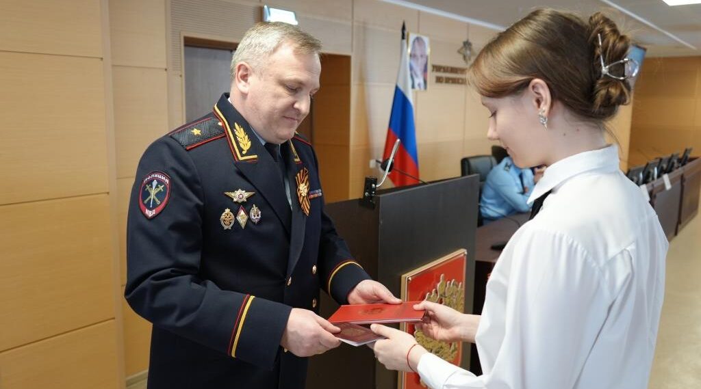 В Брянске вручили паспорта учащимся классов правоохранительной направленности