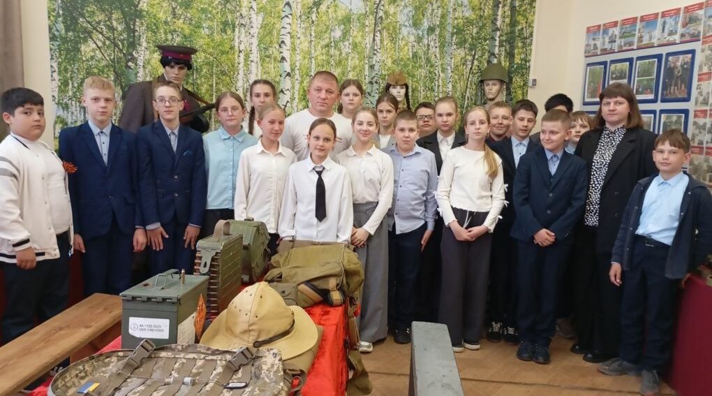 Учащиеся Унечской школы №3 побывали в штабе Унечского поискового отряда «Память»