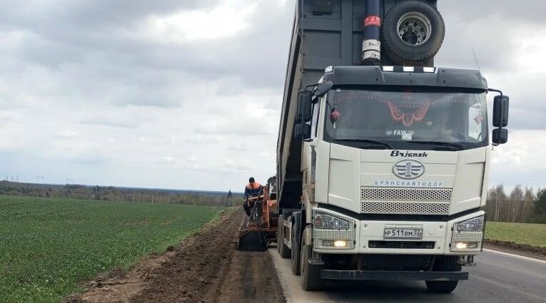 По нацпроекту в Выгоничском районе продолжают ремонт участка автодороги