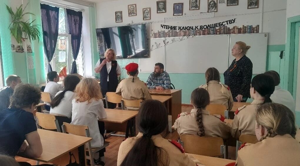Локотские школьники встретились с участником СВО