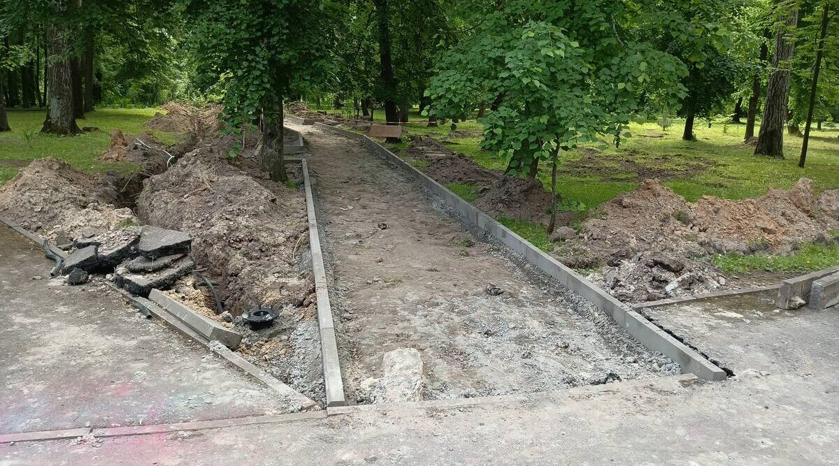 В посёлке Локоть продолжаются работы по благоустройству парка культуры и отдыха