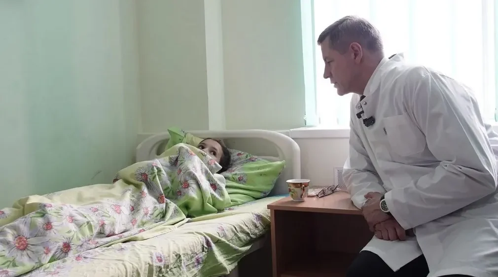 Егор Ковальчук навестил пострадавших от удара ВСУ детей