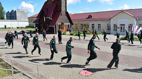 В Брянской воспитательной колонии прошёл спортивный праздник «Зарядка с чемпионом»