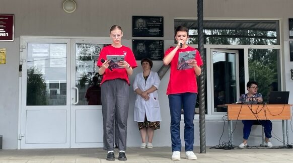 В Погарской школе № 1 увековечили имена выпускников