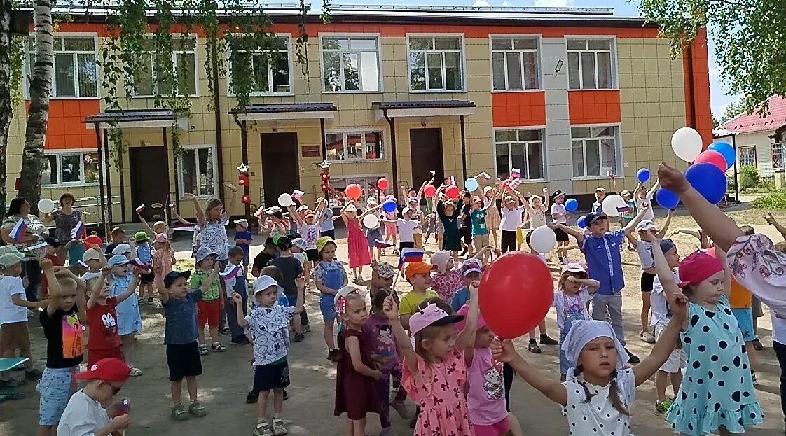 Дошкольники Жуковки провели флешмоб «Мы — будущее России»