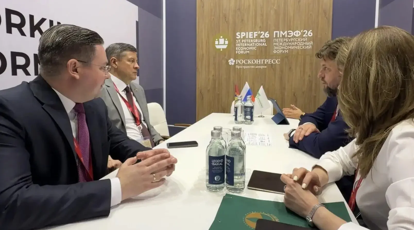 На ПМЭФ-2026  Егор Ковальчук провел переговоры с главой «Рослизинга»
