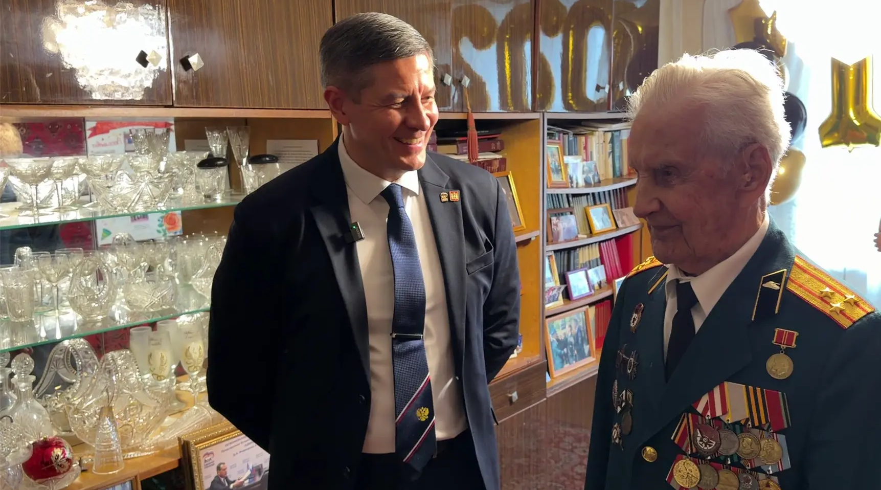 Егор Ковальчук поздравил со 102-летием ветерана войны Бориса Шапошникова
