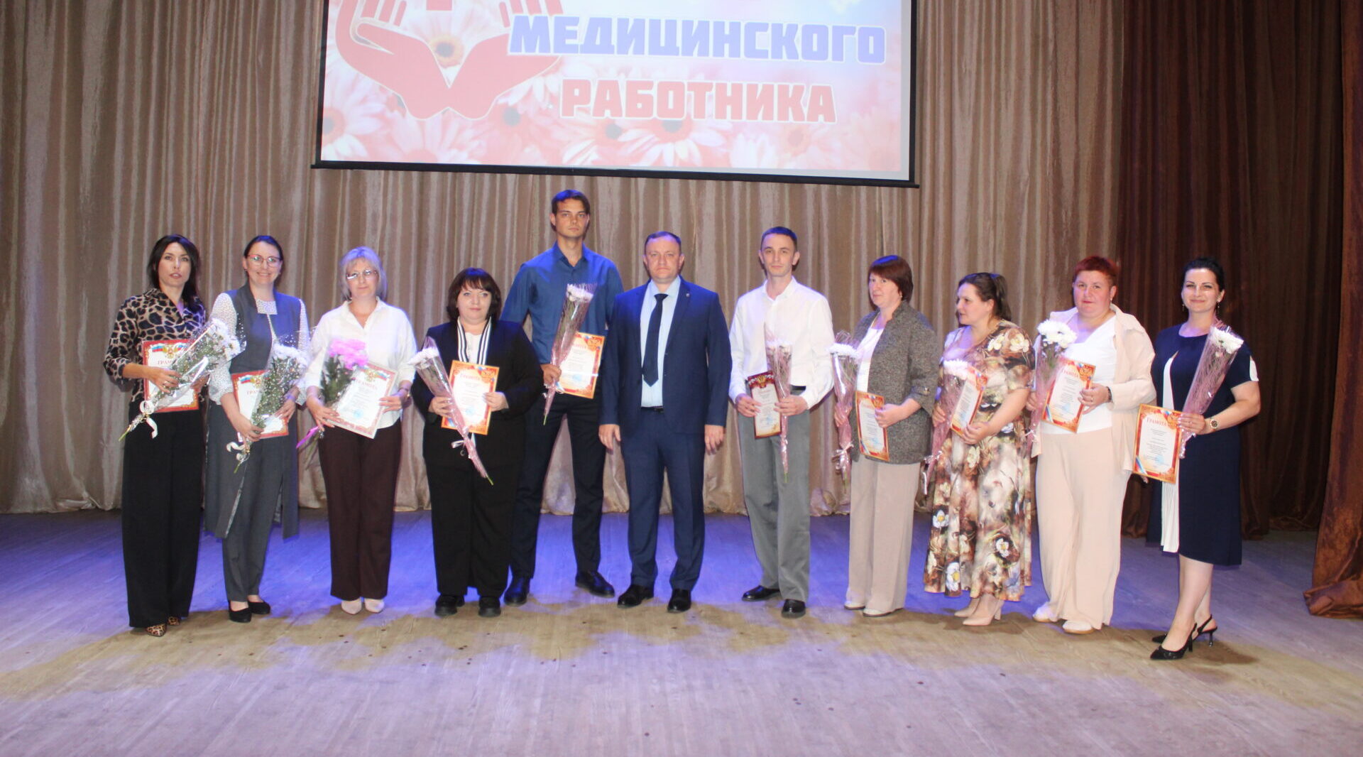 В Комаричиах наградили медицинских работников