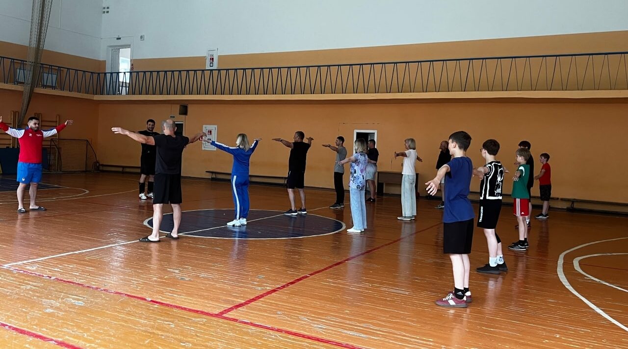 В брянских спортшколах провели зарядки с чемпионами и родителями