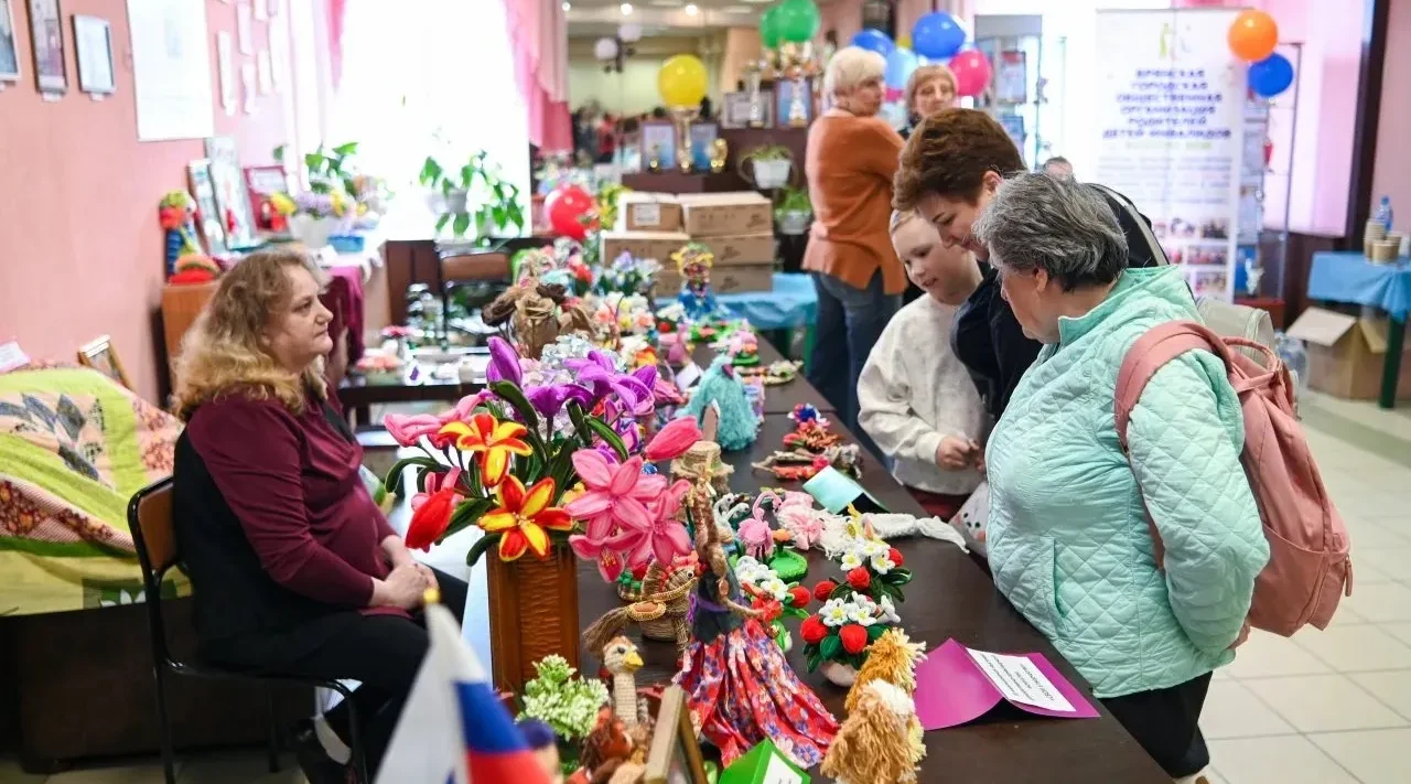 В Брянске открылась инклюзивная выставка «СВОИ в творчестве»