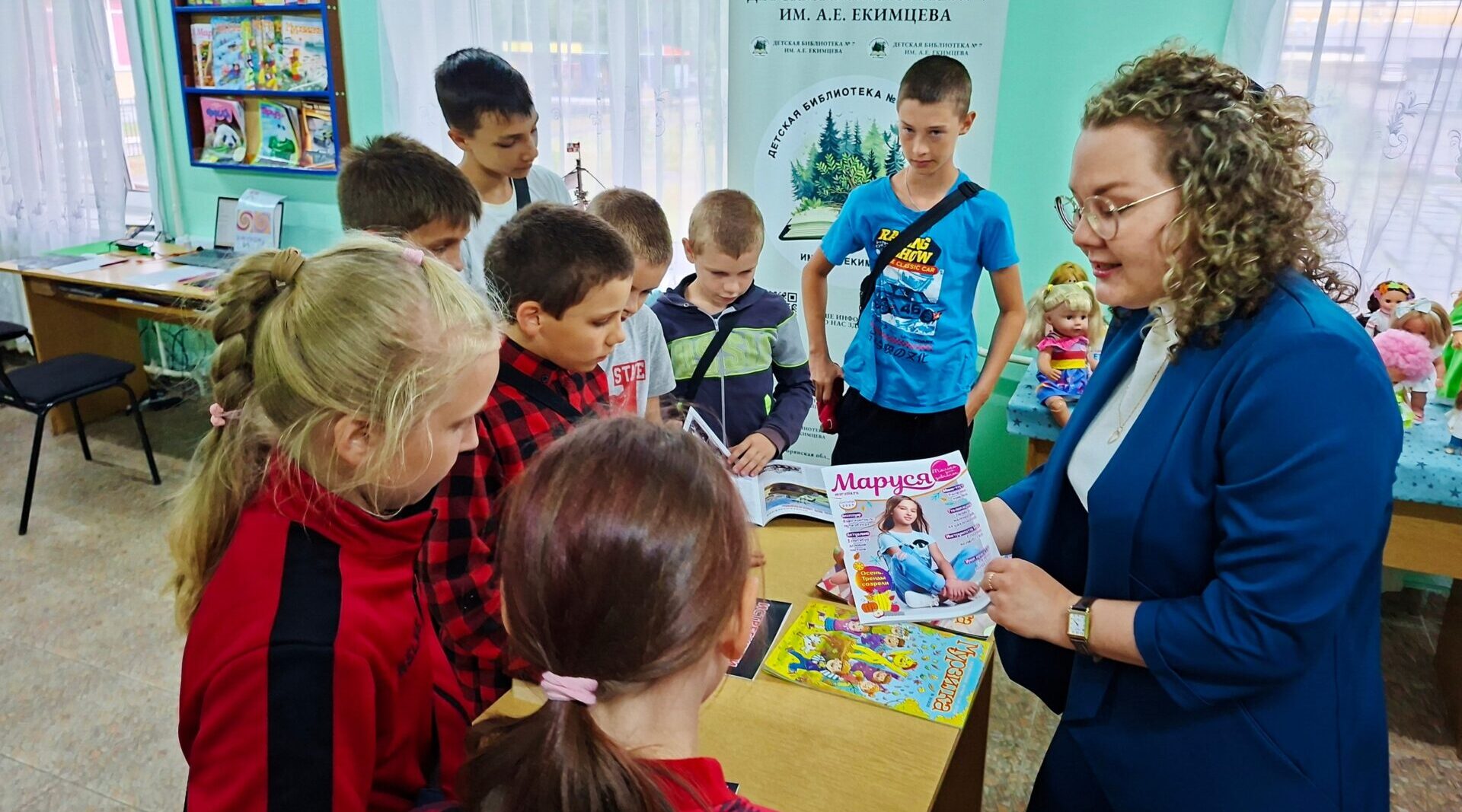 В мир журнальных страниц пригласили школьников Брянска
