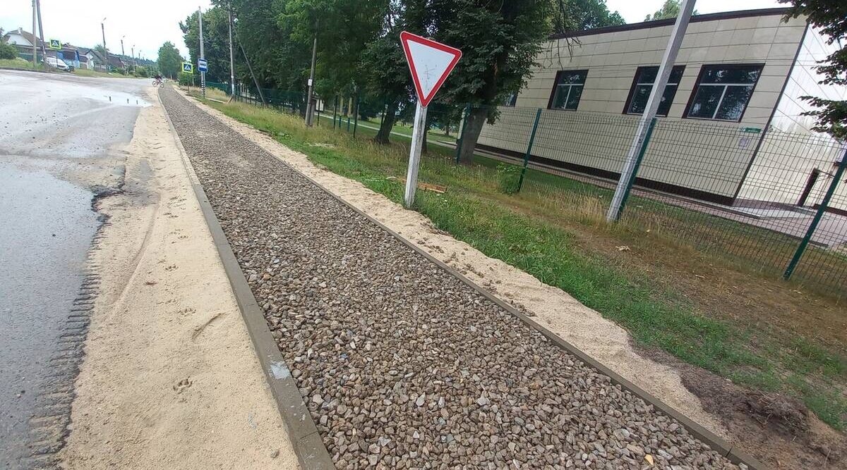 В Тросне прокладывают тротуар протяжённостью более 750 метров