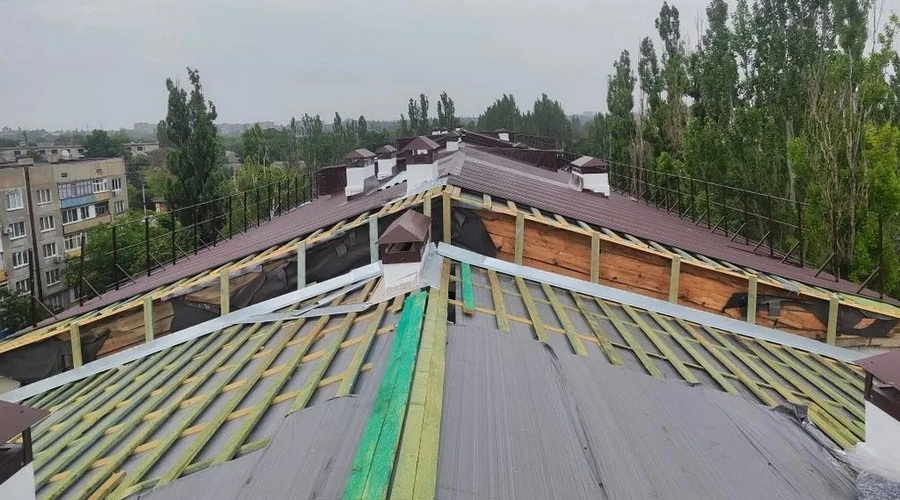 Брянские строители продолжают восстанавливать подшефную Брянки