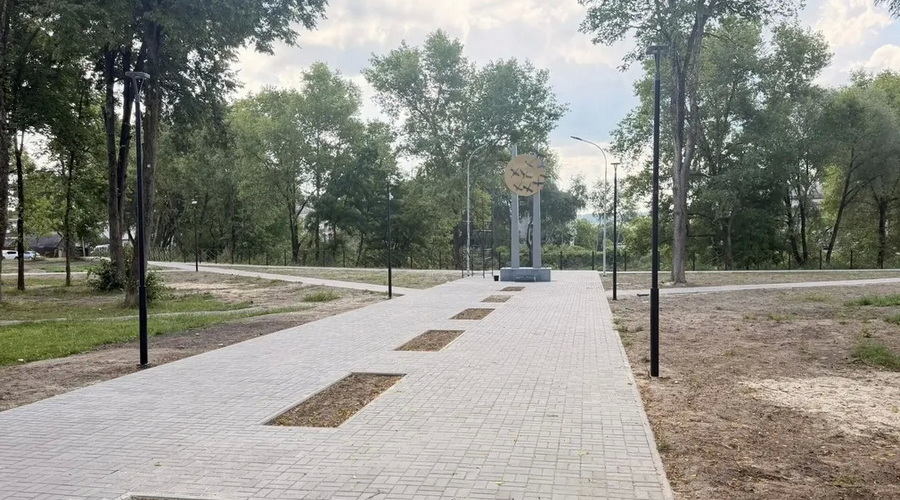 В Клинцах Брянской области проверили ход благоустройства сквера на Демьяна Бедного