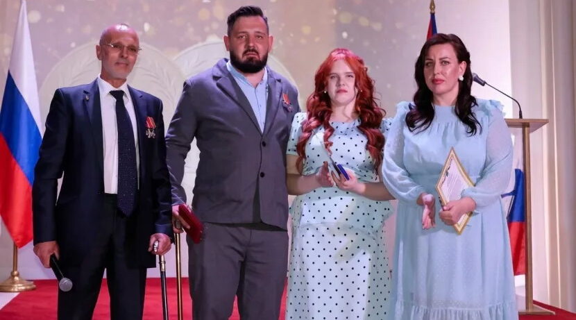На Брянщине вручили медали отцу и дочери
