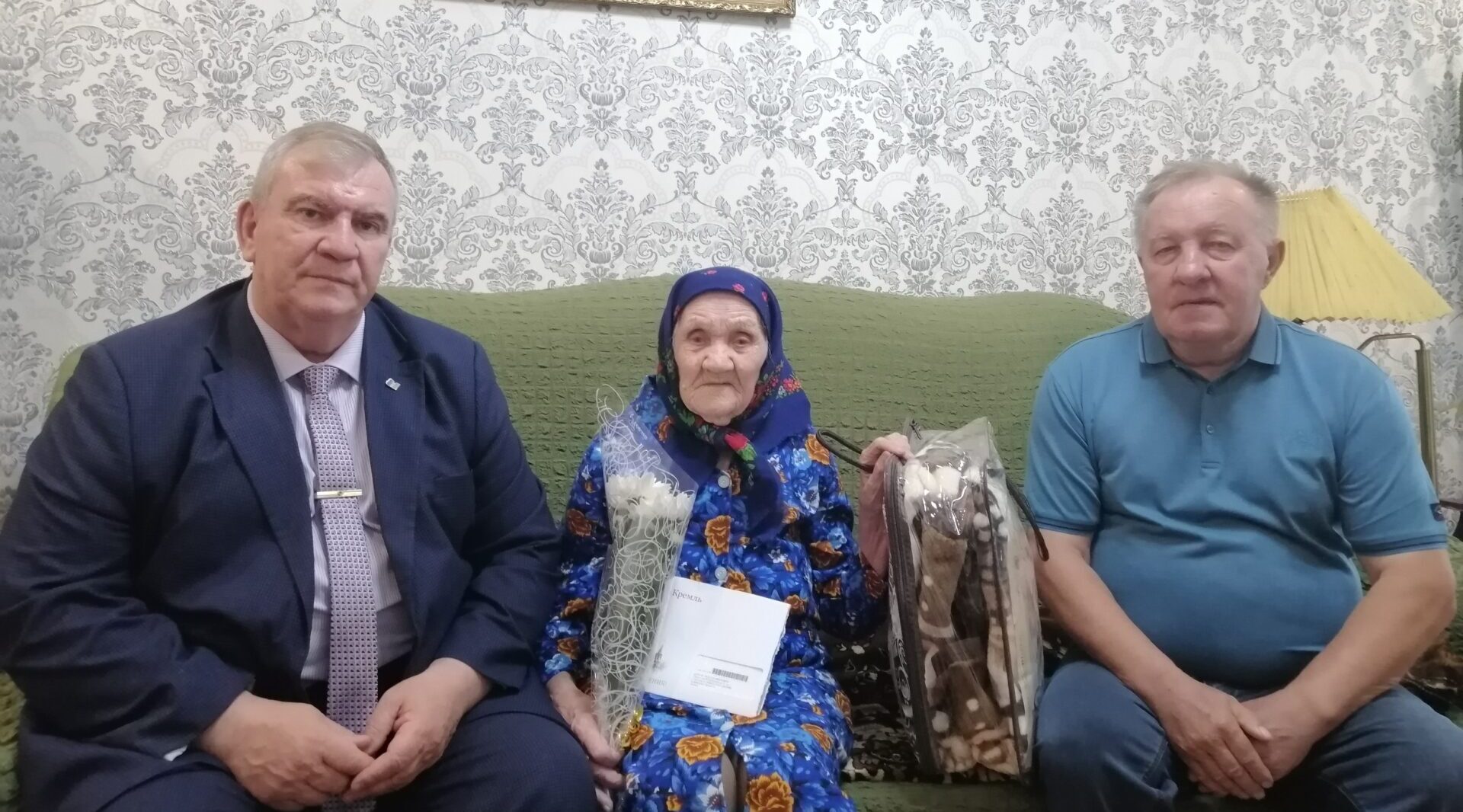 В Брасовском районе труженицу тыла поздравили с 96-летием