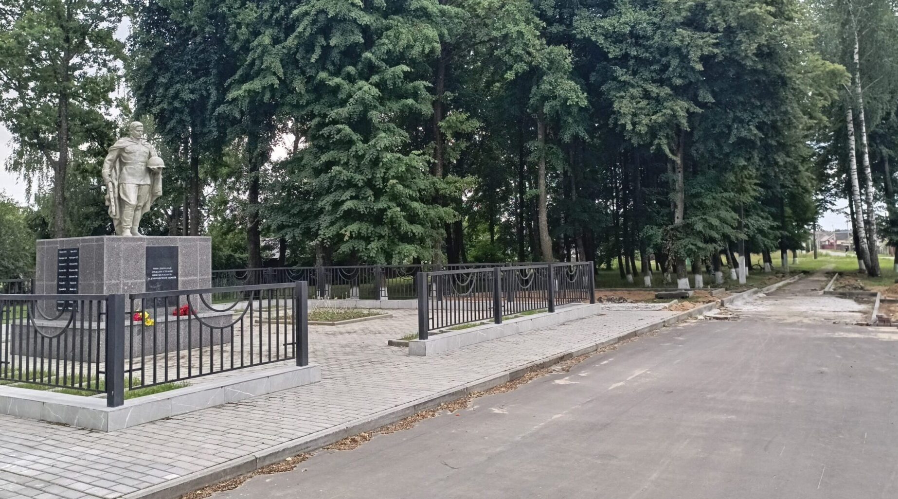 В Дубровке возводят мемориал Славы ко Дню освобождения Брянщины