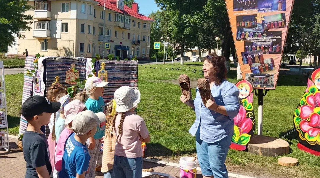Дошкольники Брянска отмечают День фольклора