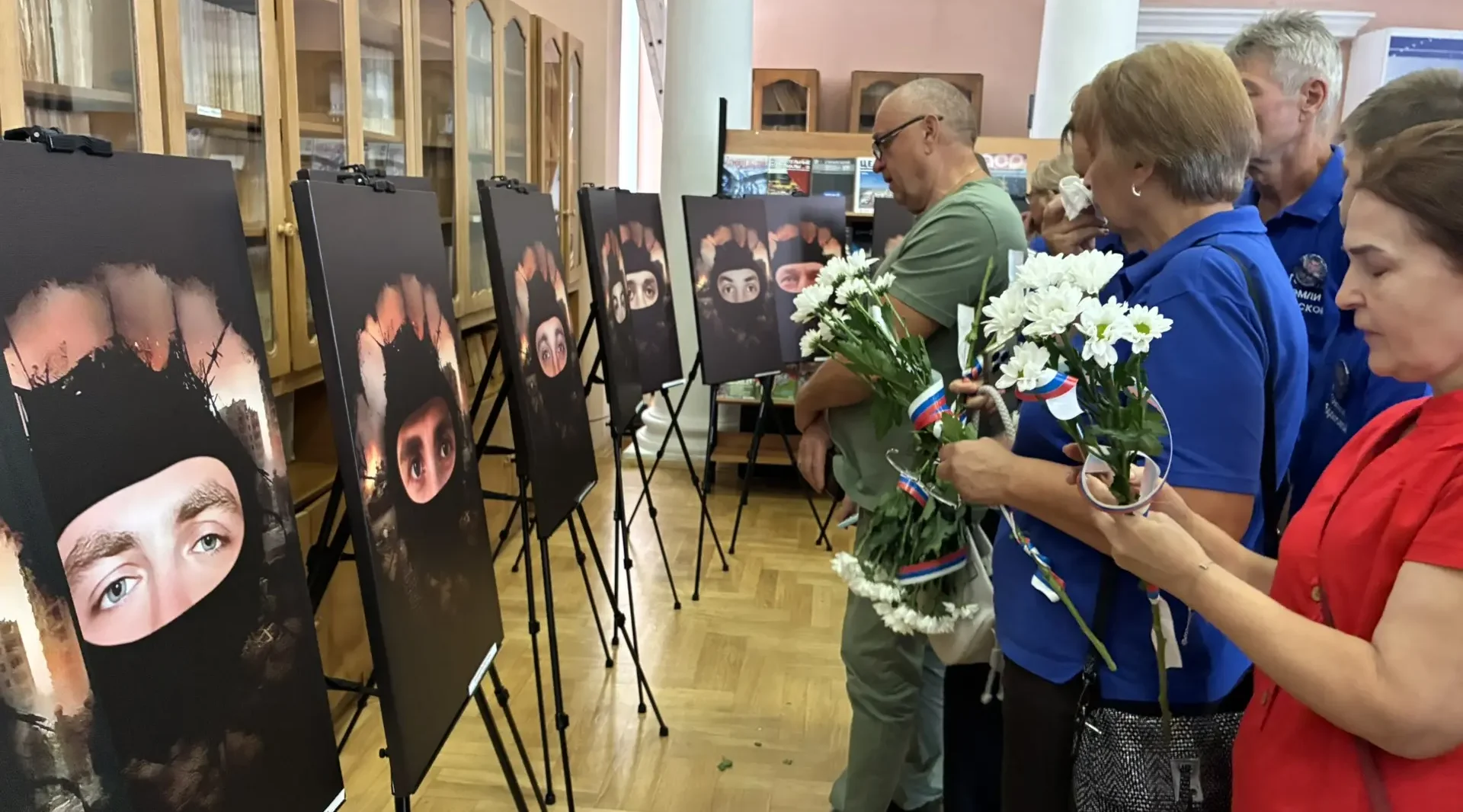 В Брянске открылась выставка «Посмотри в глаза герою»