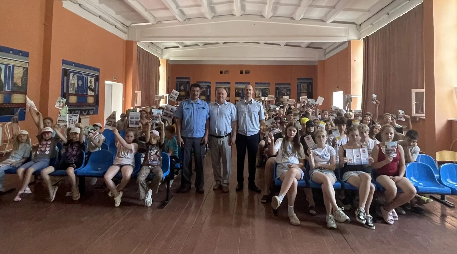 Транспортные полицейские провели профилактическое мероприятие в детском лагере «Синезерки».