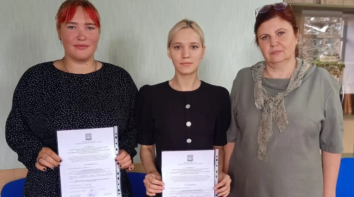 В Почепском районе дети-сироты получили сертификаты на жилье