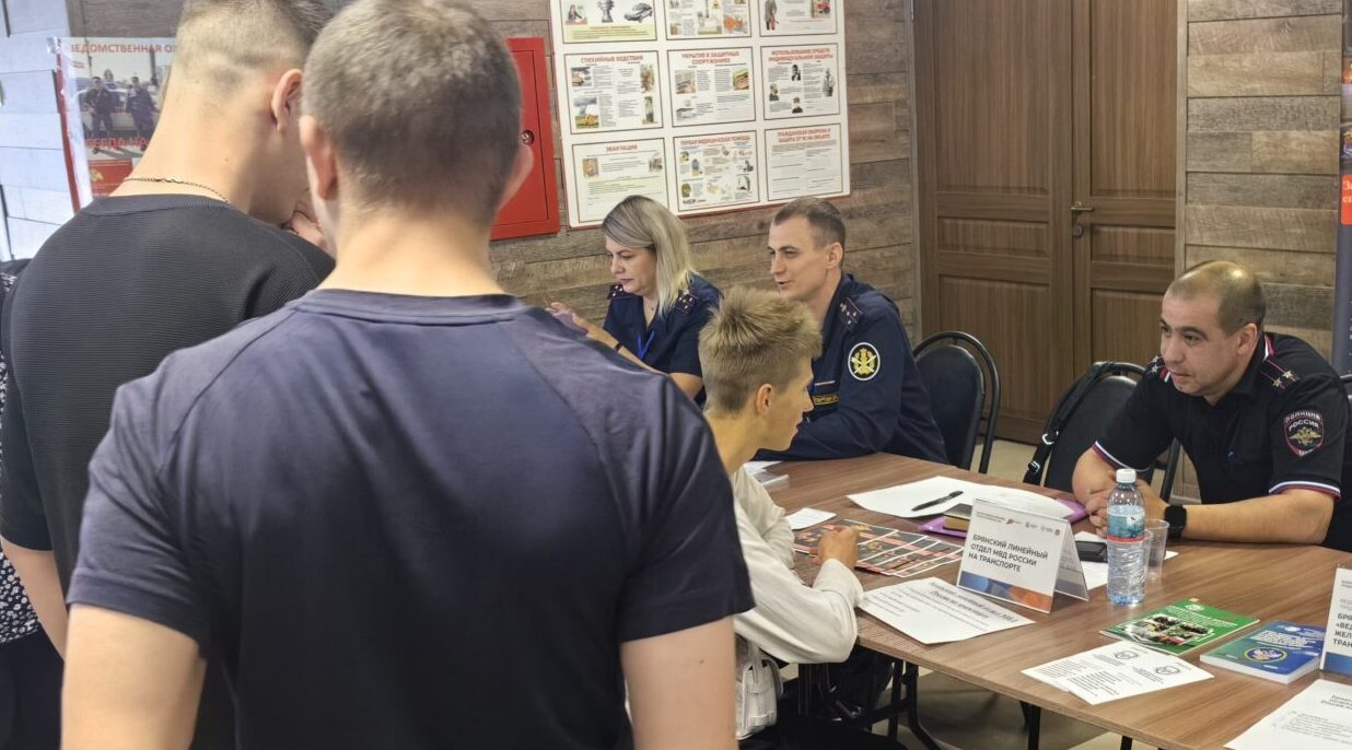 Транспортные полицейские Брянска приняли участие в «Ярмарке вакансий»