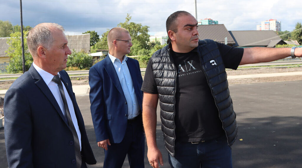 Глава брянской горадминистрации Александр Макаров проверил ход работ в парке «Олимпийский»