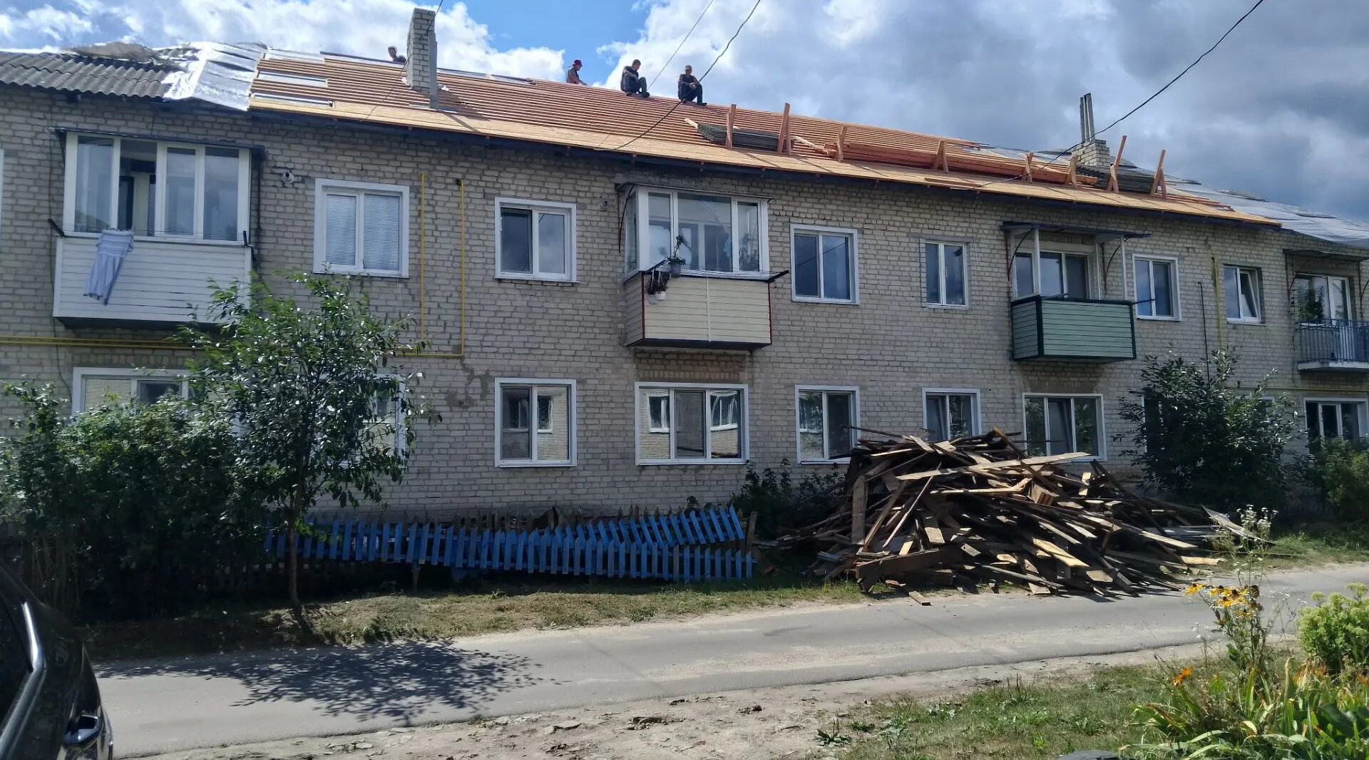 В Климово по региональной программе ремонтируют многоквартирный дом