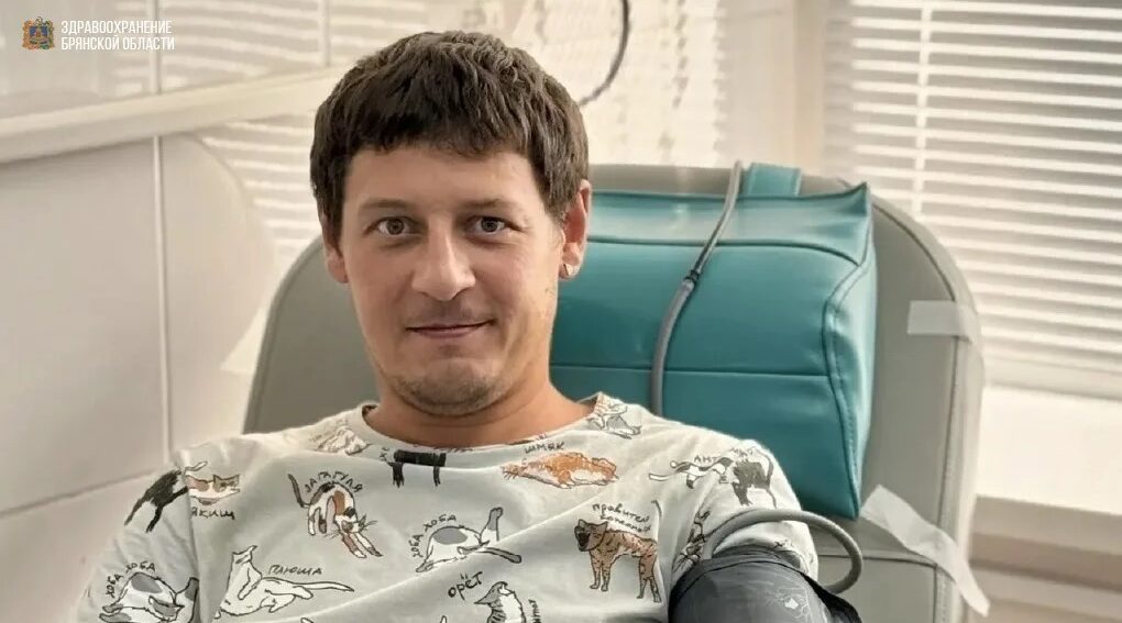 Брянец Максим Иваныкин получил звание Почётного донора России прямо во время донации