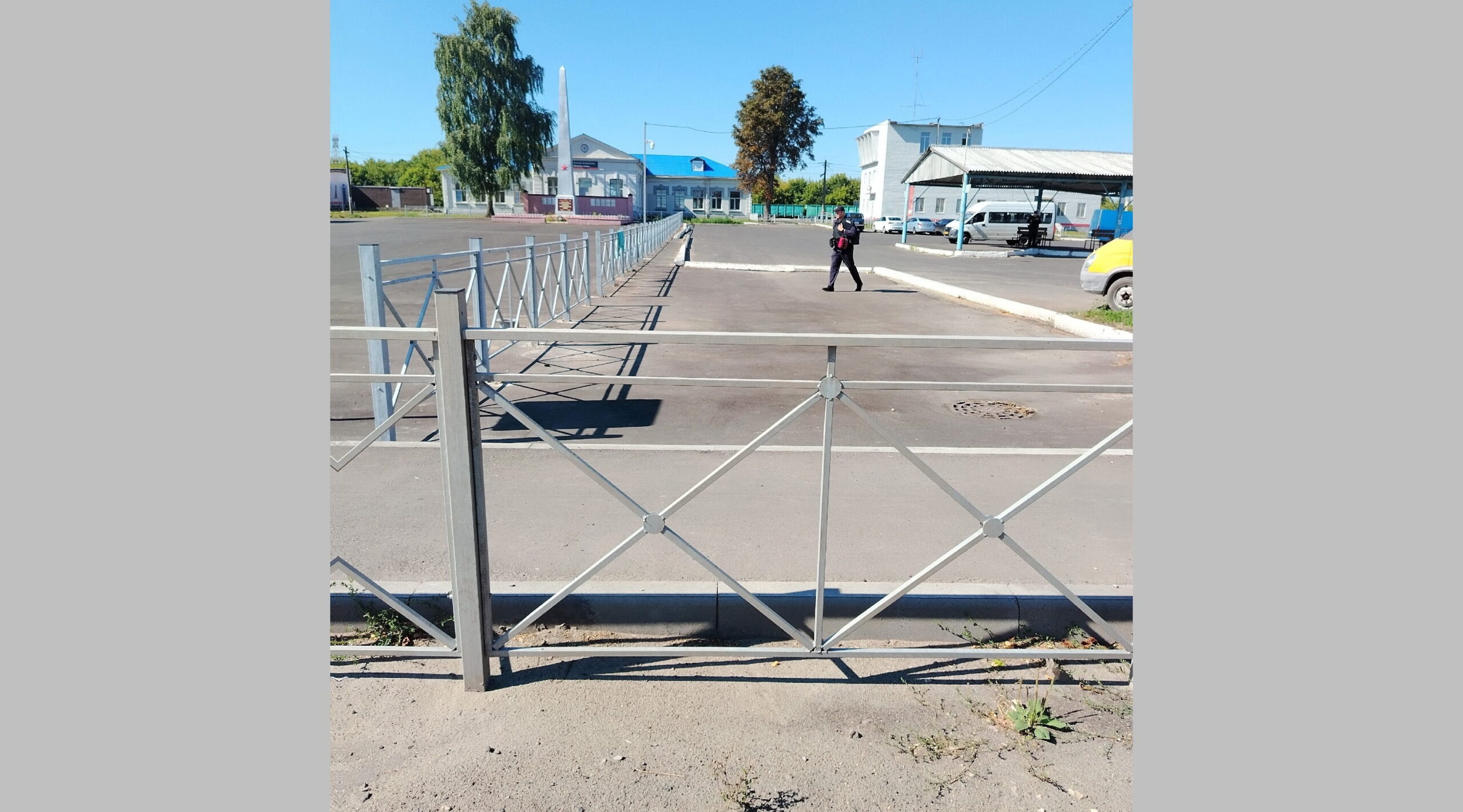 В Комаричах продолжается благоустройство на привокзальной площади