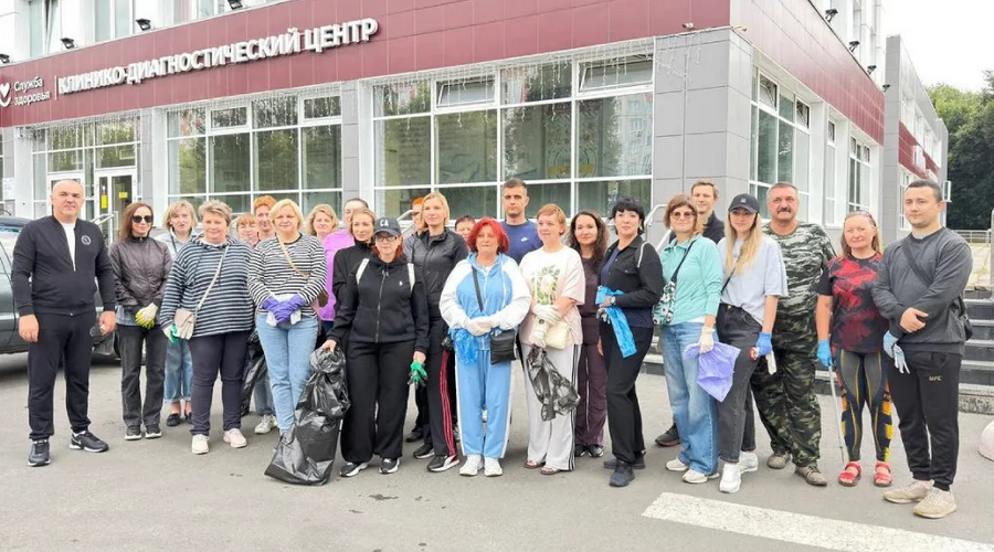 В Брянске прошел общегородской субботник с участием медиков
