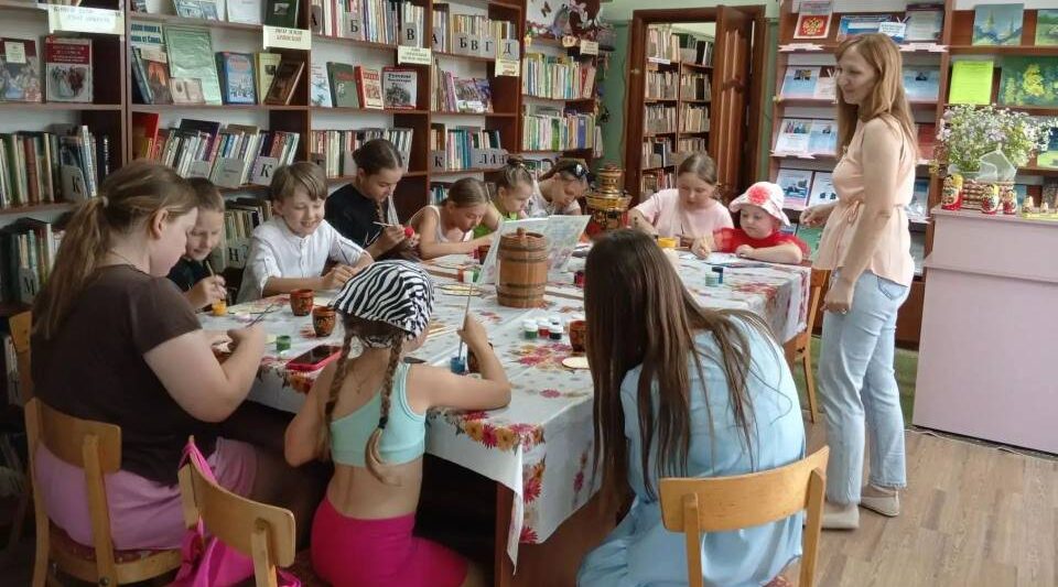 Юные читатели Первомайской библиотеки взялись за роспись матрёшек