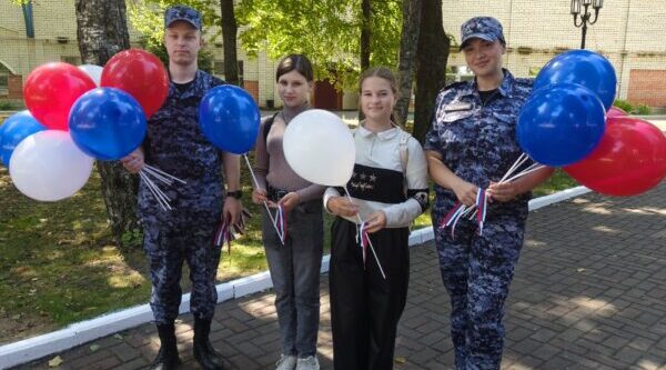 Росгвардейцы провели патриотическую акцию в преддверии Дня Государственного флага в Брянске