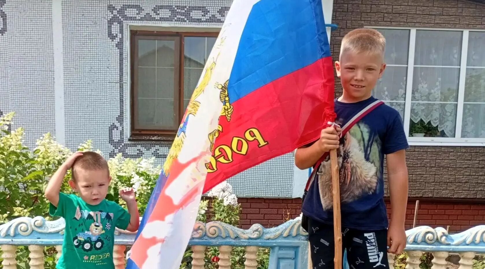 Патриотическая акция «Флаг России — в каждый дом» прошла в Суражском районе
