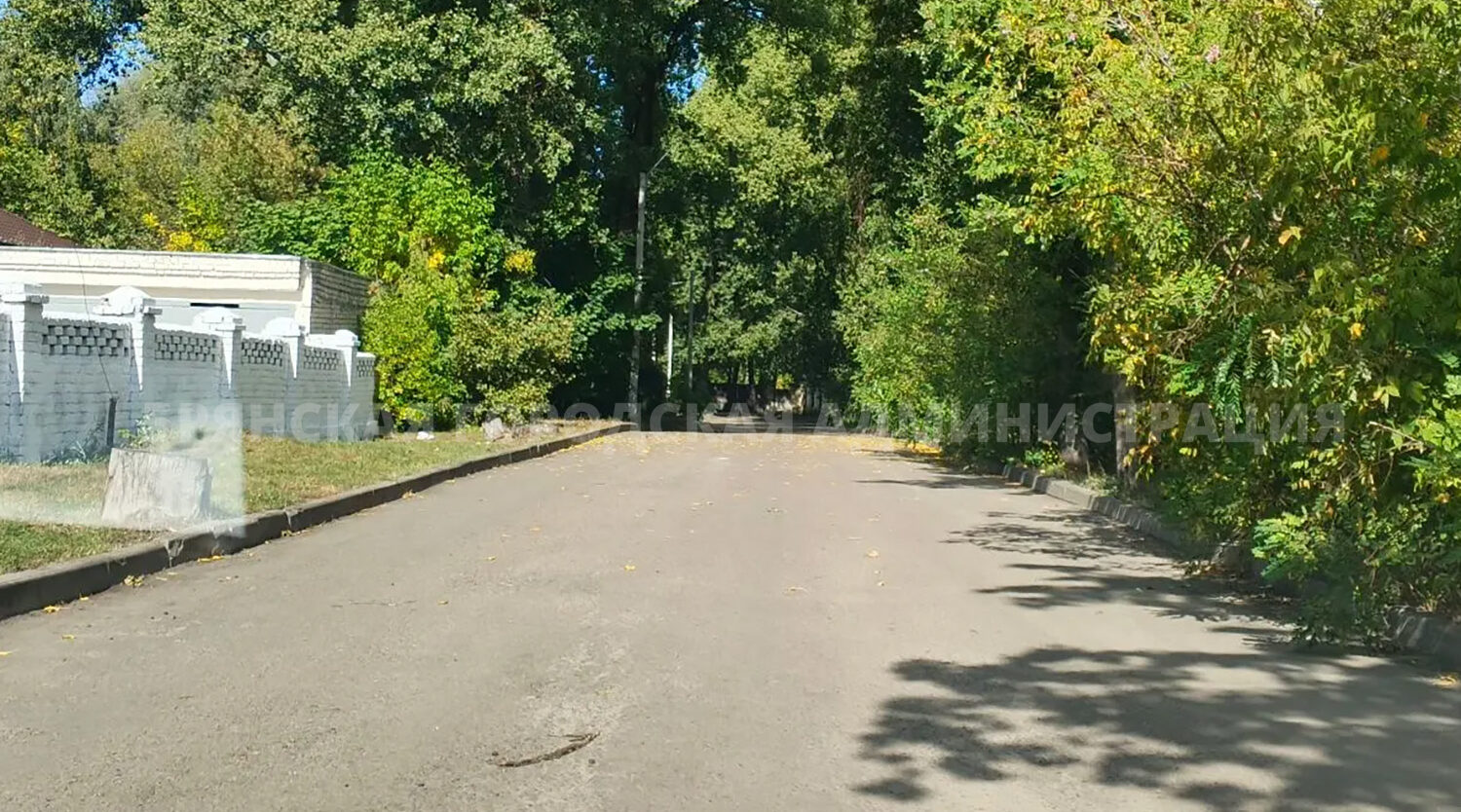 В Брянске приводят в порядок территорию вокруг мемориала «Дулаг-142»