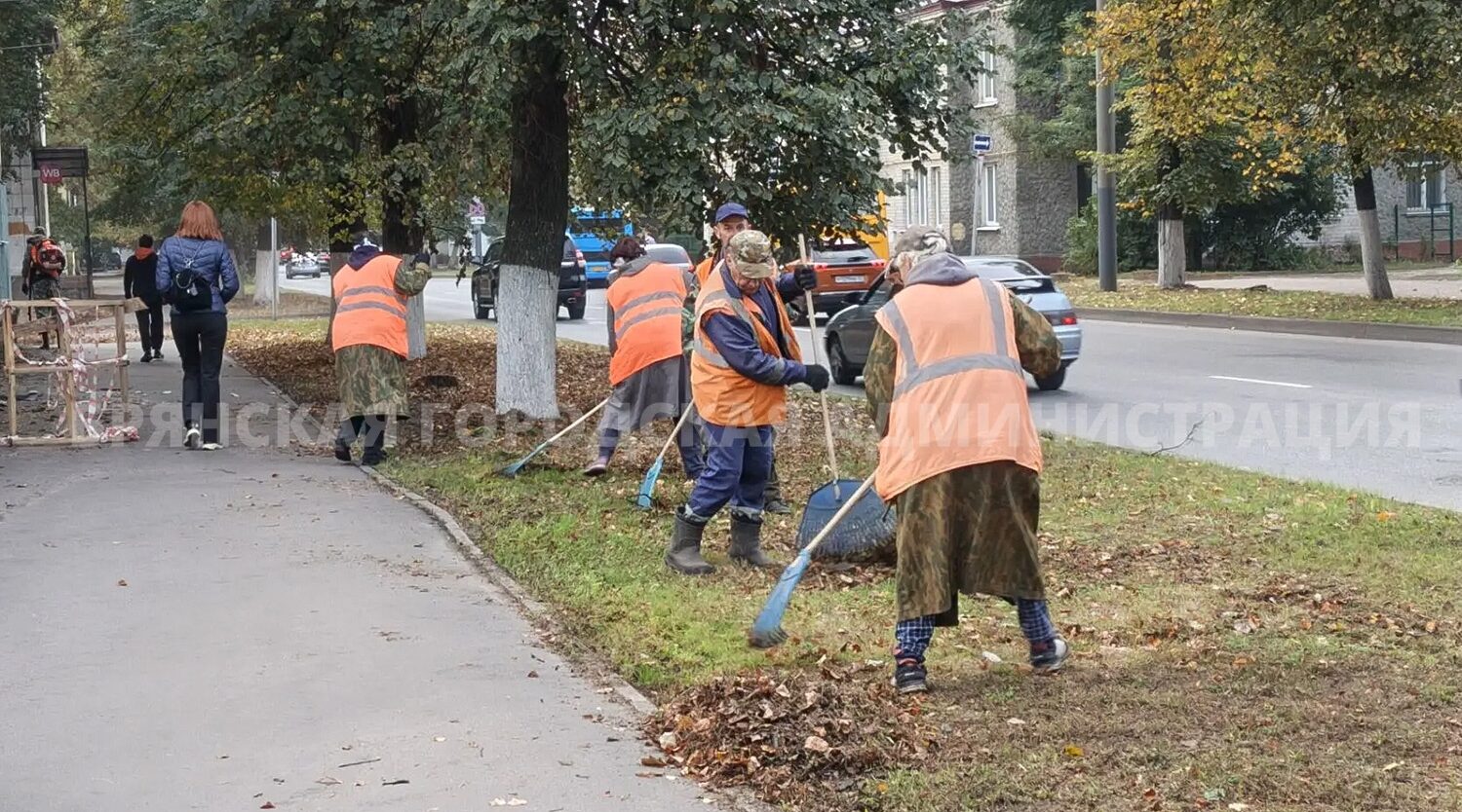 В Брянске чистят от листвы тротуары, дороги и ливнёвки