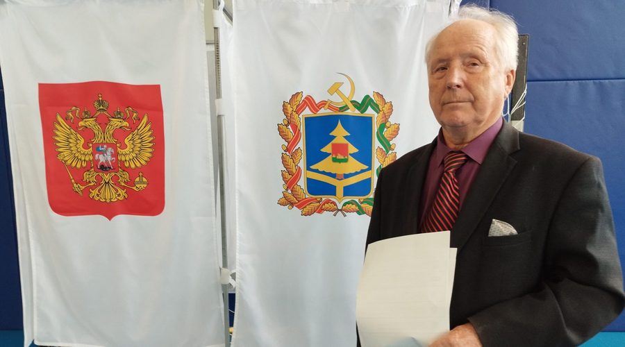 В Стародубском округе первым на выборы пришел лидер пенсионеров Иван Козин