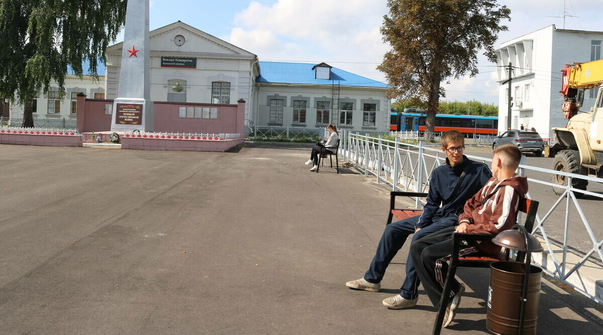 В Комаричах Брянской области завершилось благоустройство привокзальной площади