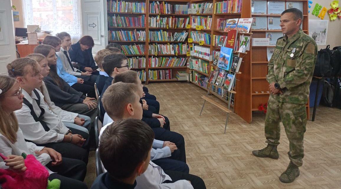 Гимназисты Брянска встретились с участником СВО