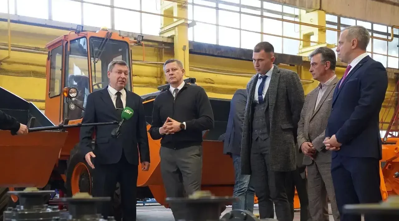 Егор Ковальчук ознакомился с деятельностью завода «Амкодор-Брянск»