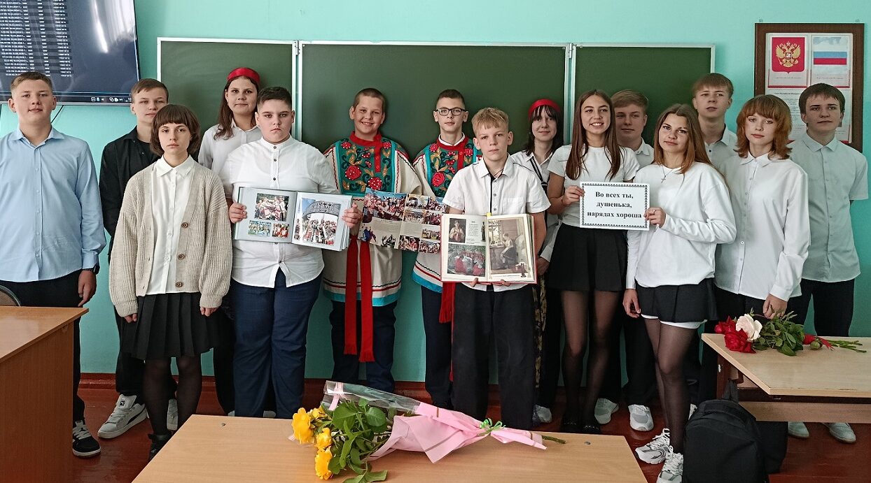 Читатели Климовской детской библиотеки заглянули в краеведческий «ретро-бутик»