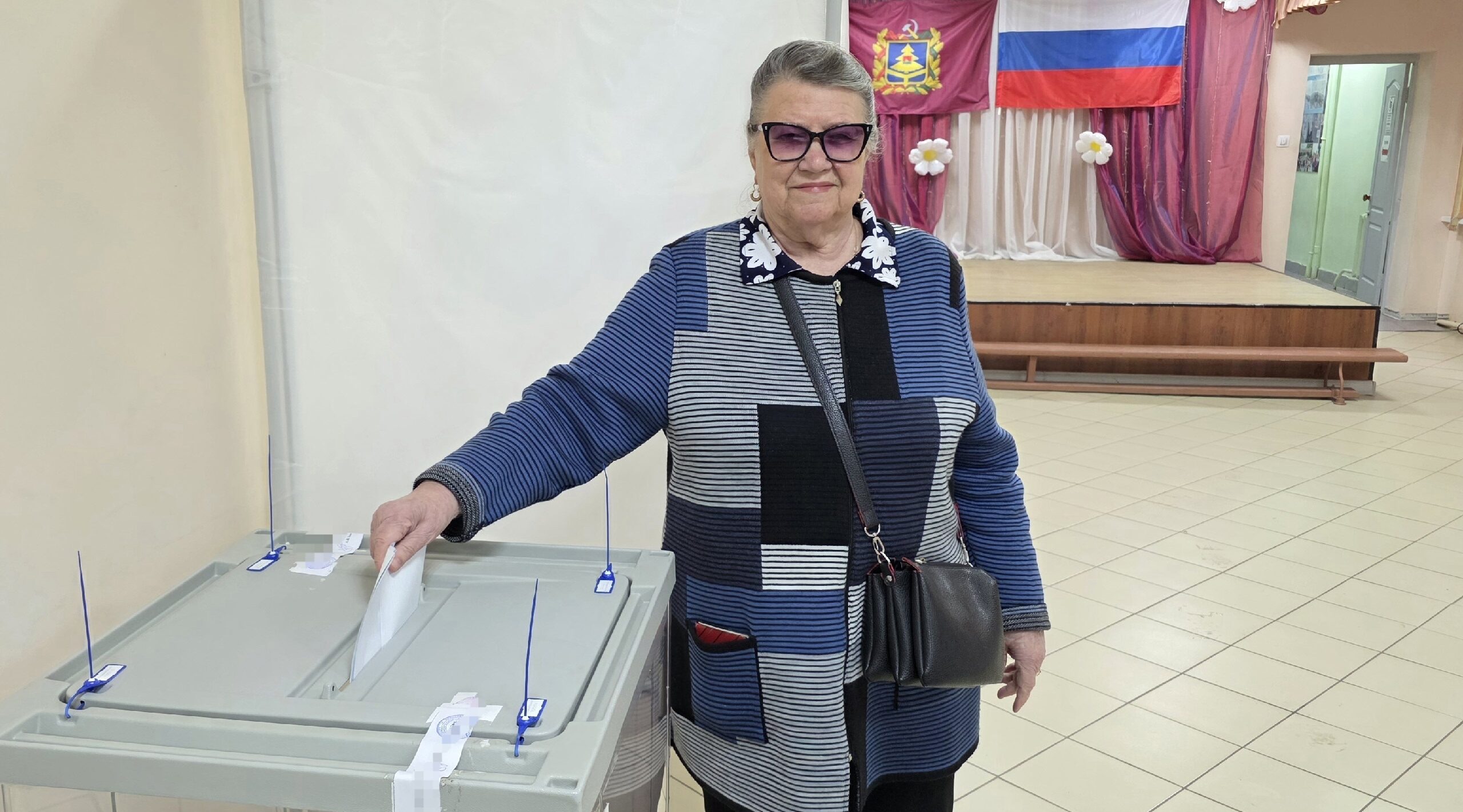 Пенсионеры спешат на избирательные участки Брянска, чтобы сделать свой выбор
