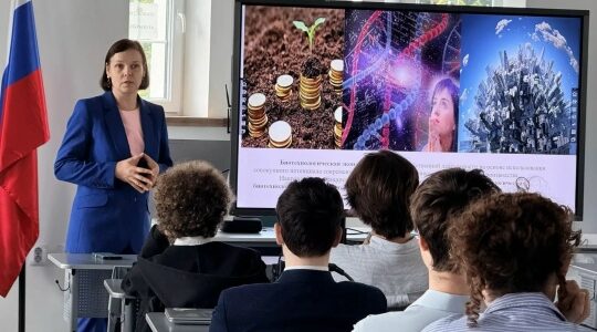 Брянский профессор Елена Дергачёва читает лекции в школах РАН