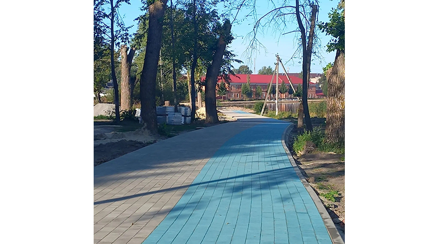В Новозыбкове благоустраивают набережную озера Карна 