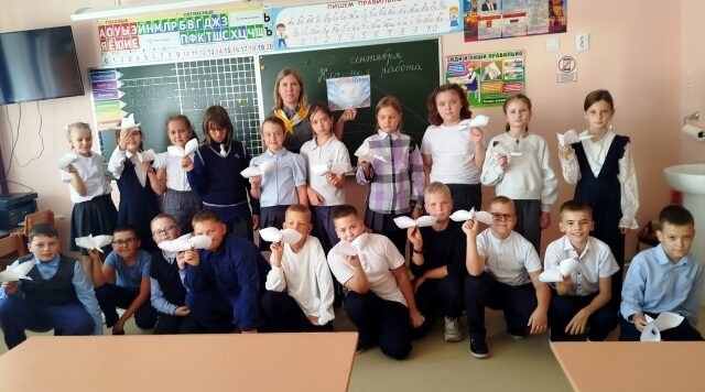 В Трубчевской школе № 1 изготовили «журавликов памяти»
