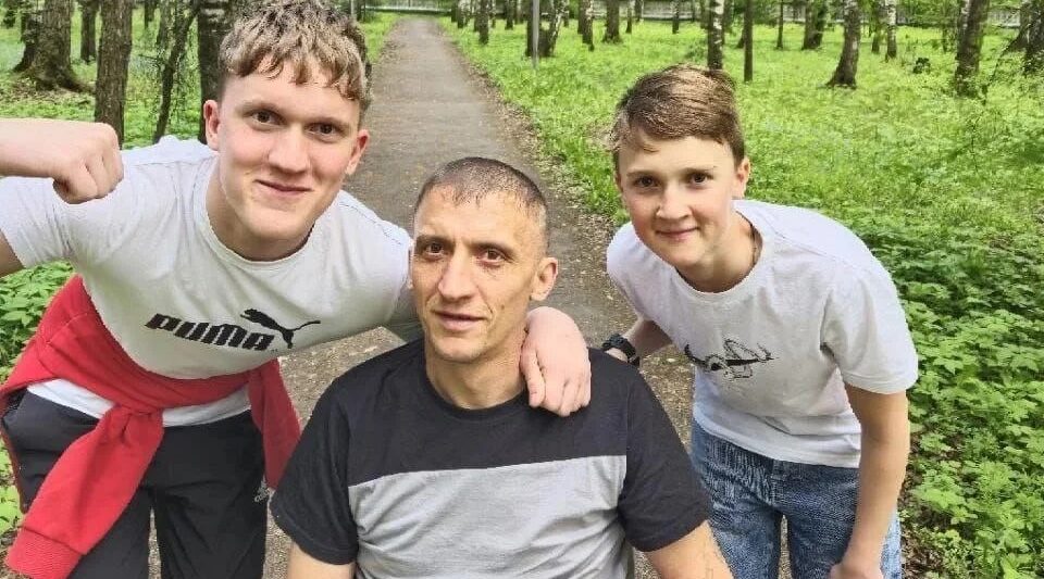 Егор Ковальчук поздравил брянских пап с Днём отца
