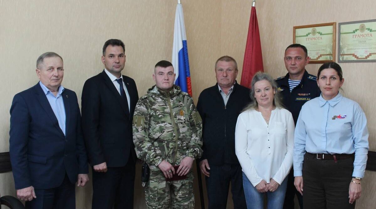 В Суземском районе участнику специальной военной операции вручили орден Святого Георгия
