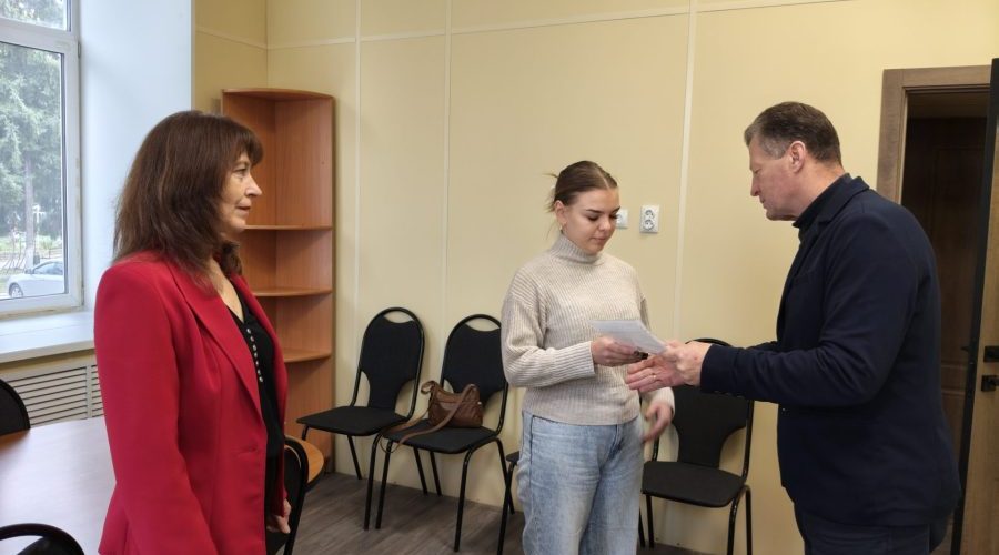 В Трубчевске девушка из числа детей-сирот получила жилищный сертификат