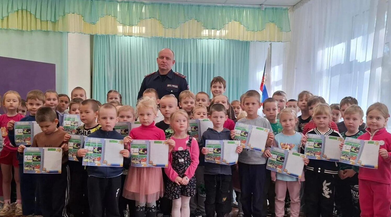 Инспектор ГИБДД рассказал дошкольникам о правилах безопасности на дороге