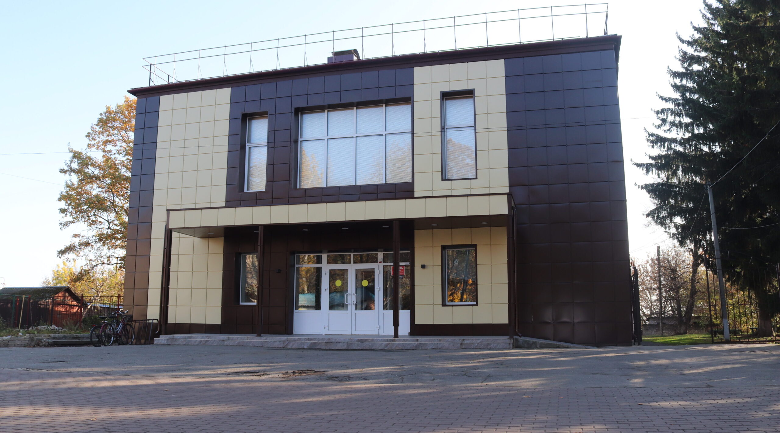 В Севском культурно-досуговом центре обновили фасад